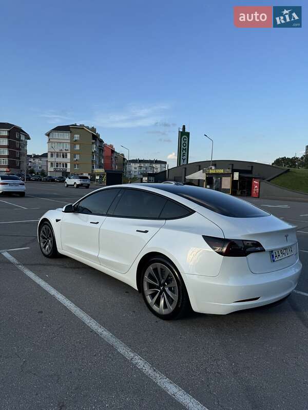 Седан Tesla Model 3 2021 в Киеве