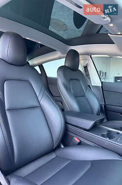 Седан Tesla Model 3 2022 в 