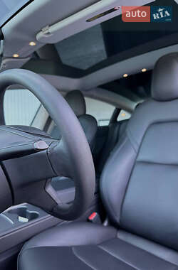 Седан Tesla Model 3 2022 в Ровно