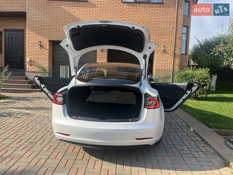 Седан Tesla Model 3 2020 в Києві