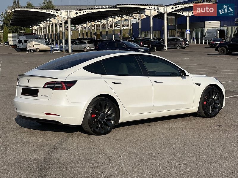 Седан Tesla Model 3 2022 в Ровно