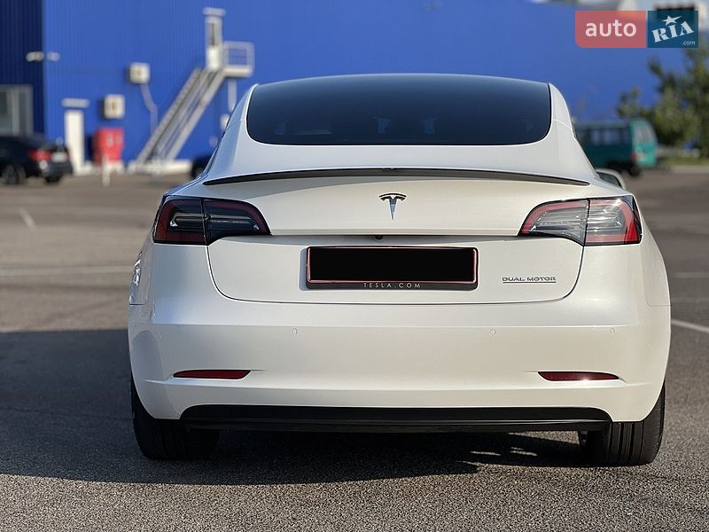 Седан Tesla Model 3 2022 в Ровно