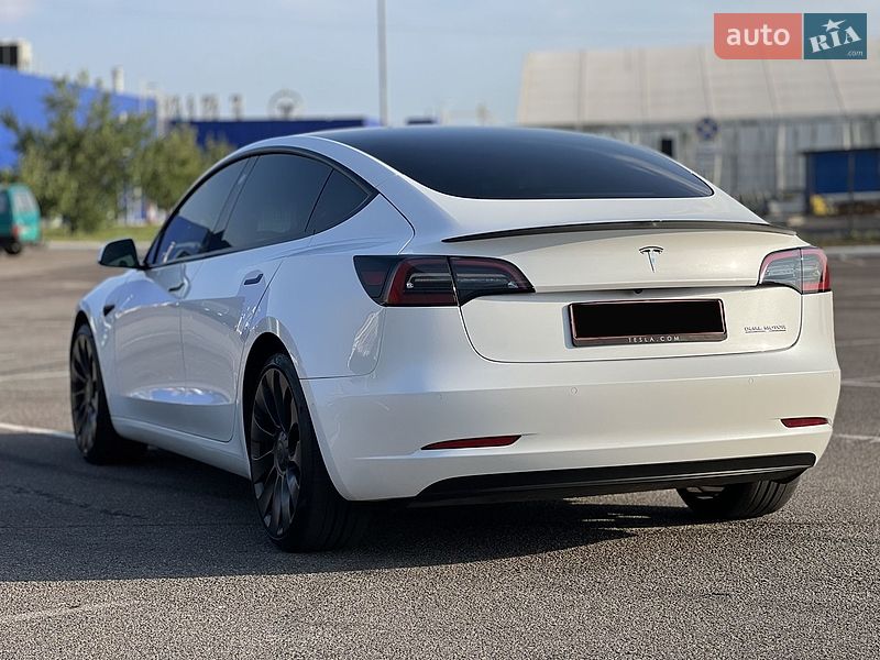 Седан Tesla Model 3 2022 в Ровно
