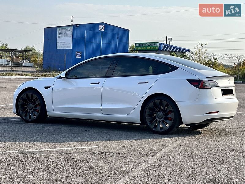 Седан Tesla Model 3 2022 в Ровно