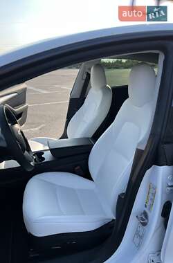 Седан Tesla Model 3 2022 в Ровно