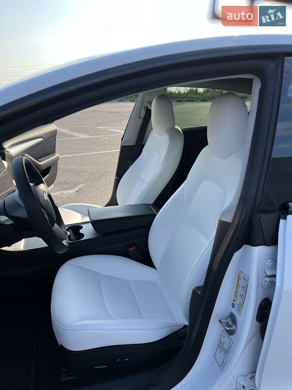 Седан Tesla Model 3 2022 в Ровно