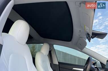 Седан Tesla Model 3 2022 в Ровно