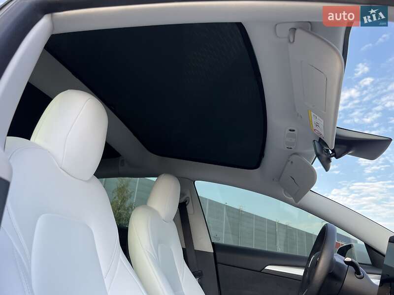 Седан Tesla Model 3 2022 в Ровно