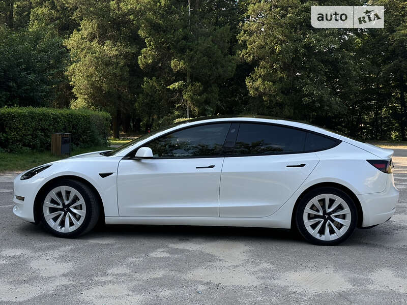 Седан Tesla Model 3 2022 в Львове
