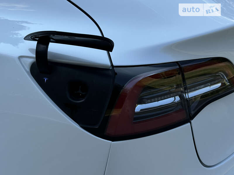 Седан Tesla Model 3 2022 в Львове