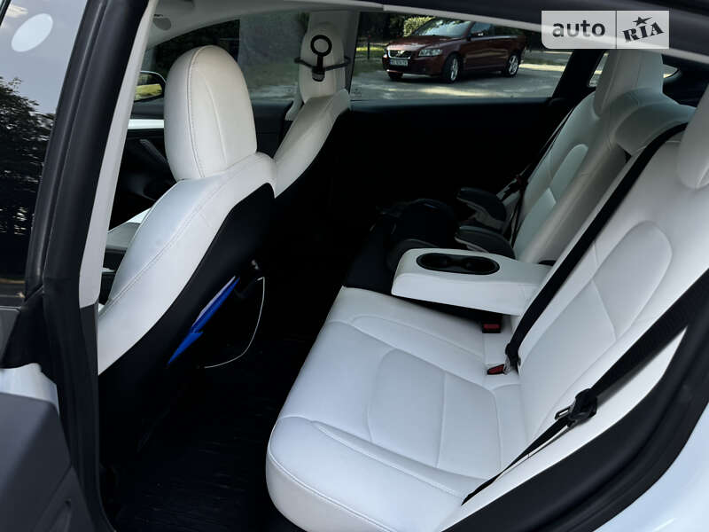 Седан Tesla Model 3 2022 в Львове