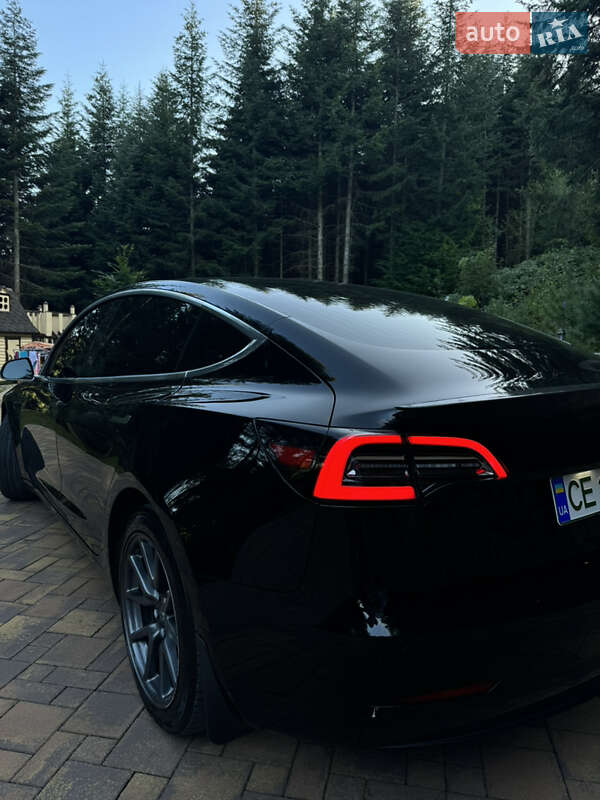 Седан Tesla Model 3 2019 в Глибокій