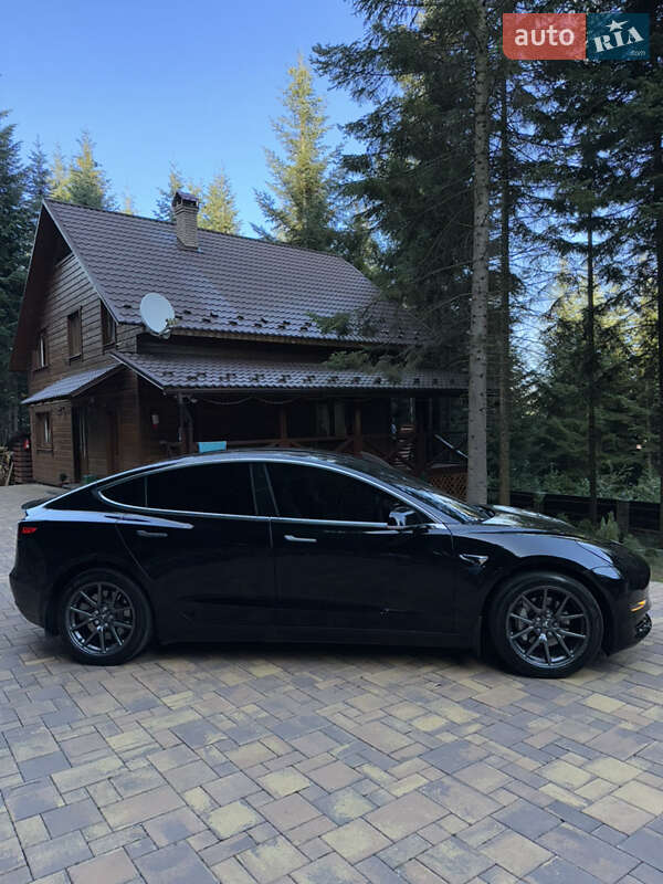 Седан Tesla Model 3 2019 в Глибокій