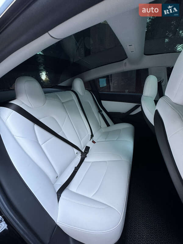 Седан Tesla Model 3 2019 в Глибокій