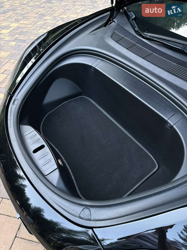 Седан Tesla Model 3 2019 в Глибокій