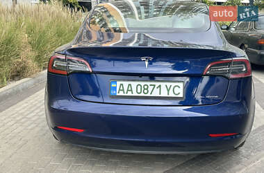 Седан Tesla Model 3 2022 в 