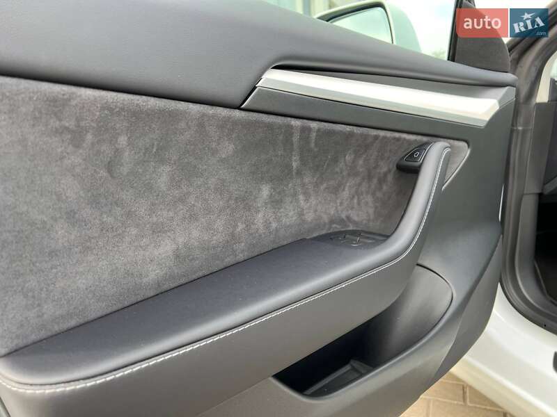Седан Tesla Model 3 2023 в Житомирі