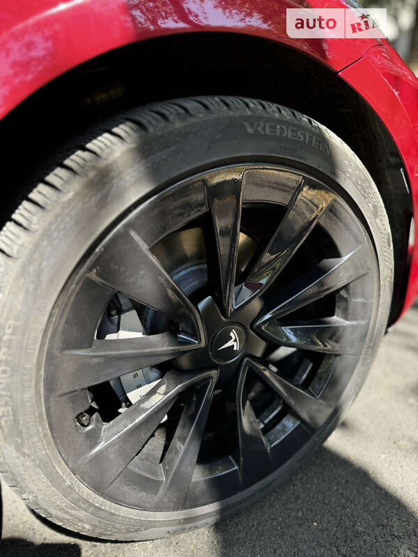 Седан Tesla Model 3 2022 в Черновцах