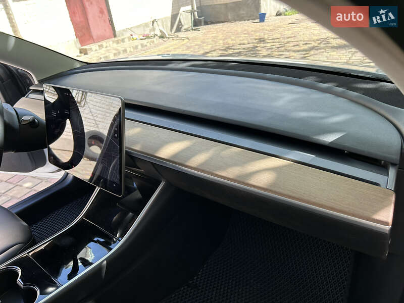 Седан Tesla Model 3 2018 в Кривому Розі