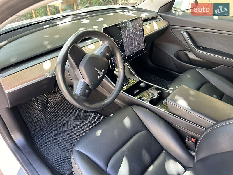 Седан Tesla Model 3 2018 в Кривому Розі