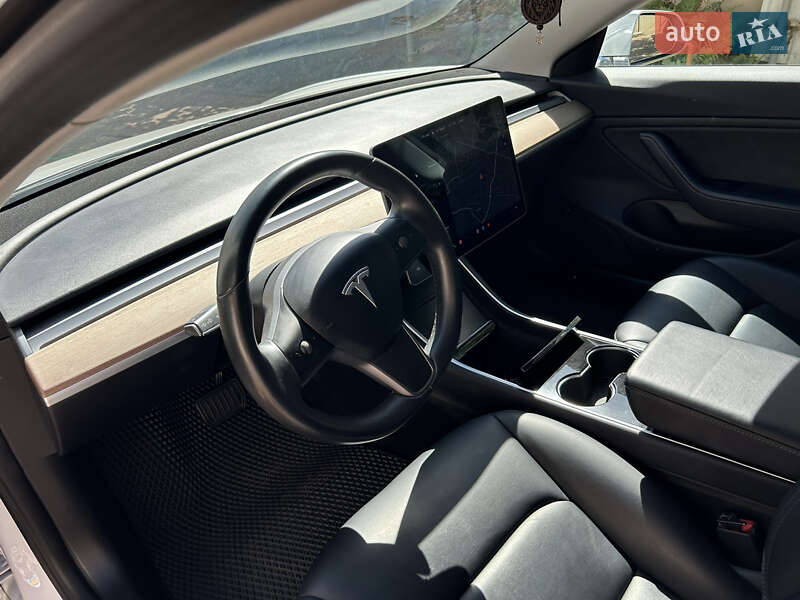 Седан Tesla Model 3 2018 в Кривому Розі