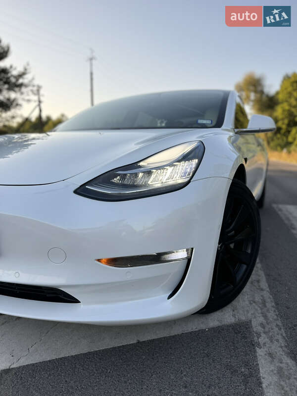 Седан Tesla Model 3 2019 в Володимирі