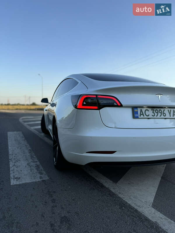 Седан Tesla Model 3 2019 в Володимирі