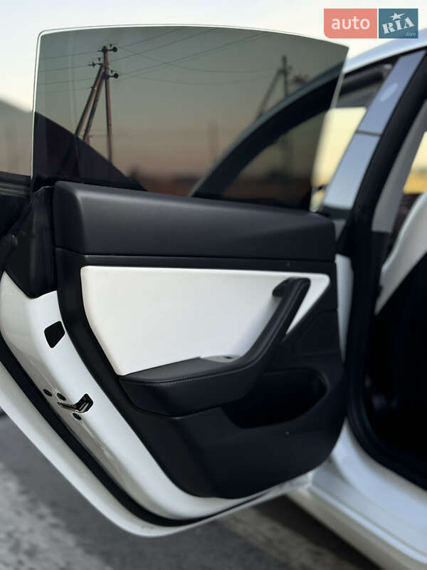 Седан Tesla Model 3 2019 в Володимирі