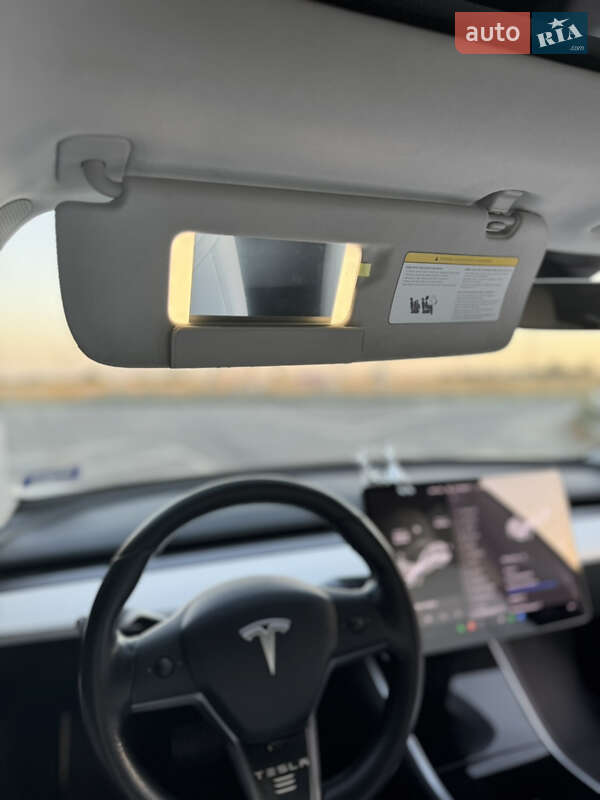 Седан Tesla Model 3 2019 в Володимирі