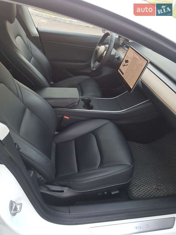 Седан Tesla Model 3 2020 в Самборе