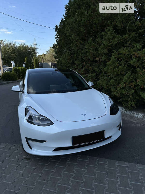Седан Tesla Model 3 2021 в Львове