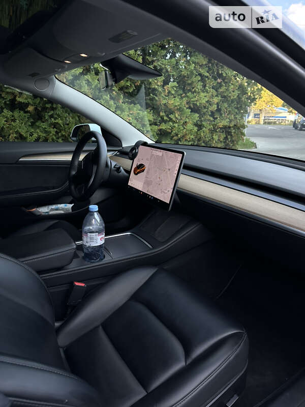 Седан Tesla Model 3 2021 в Львове