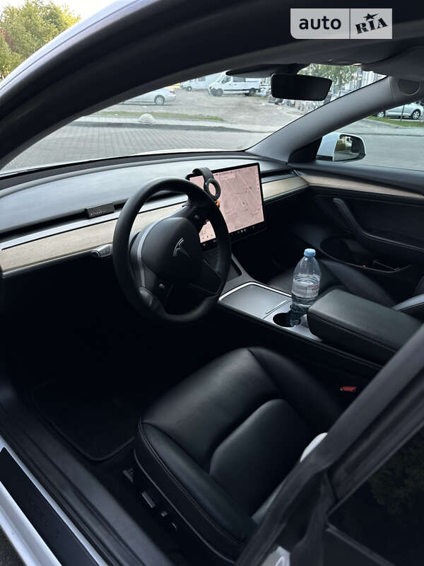 Седан Tesla Model 3 2021 в Львове