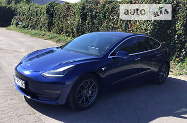 Седан Tesla Model 3 2019 в Умані