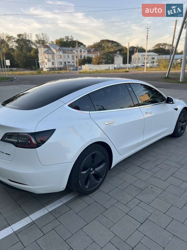 Седан Tesla Model 3 2018 в Стрию