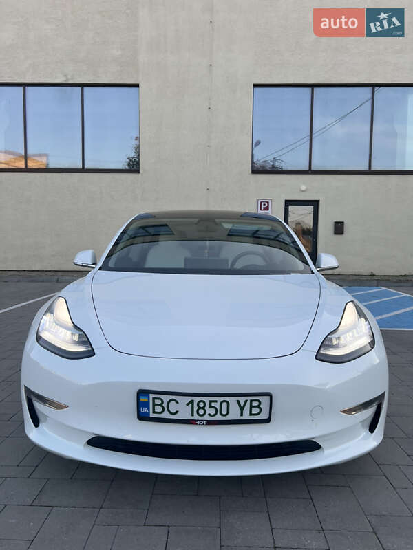 Седан Tesla Model 3 2018 в Стрию