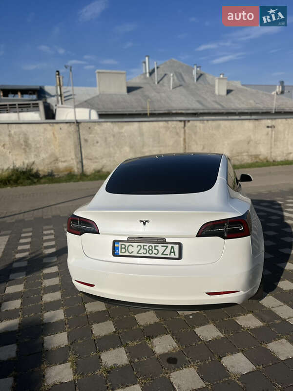 Седан Tesla Model 3 2021 в Стрию