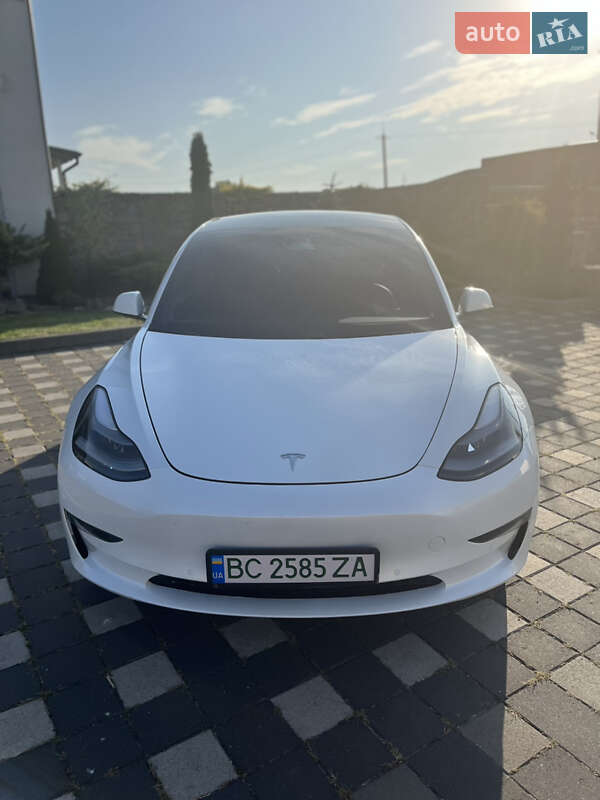 Седан Tesla Model 3 2021 в Стрию