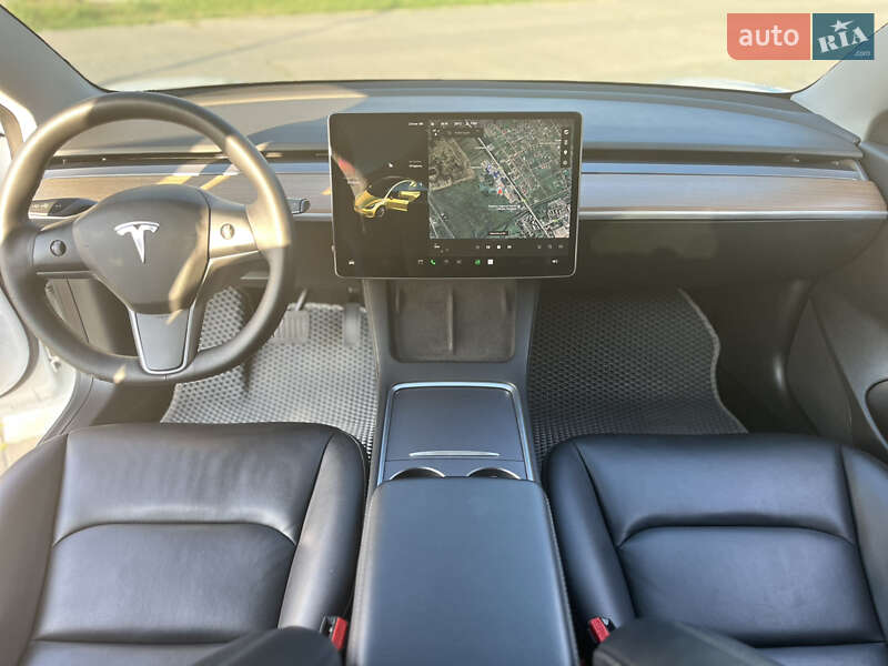 Седан Tesla Model 3 2021 в Стрию