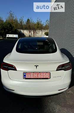 Седан Tesla Model 3 2022 в 
