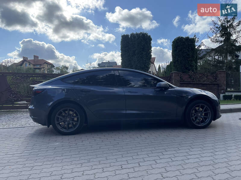 Седан Tesla Model 3 2020 в Львове