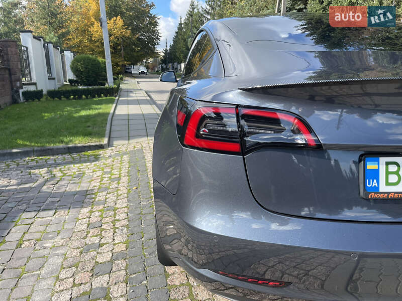 Седан Tesla Model 3 2020 в Львове