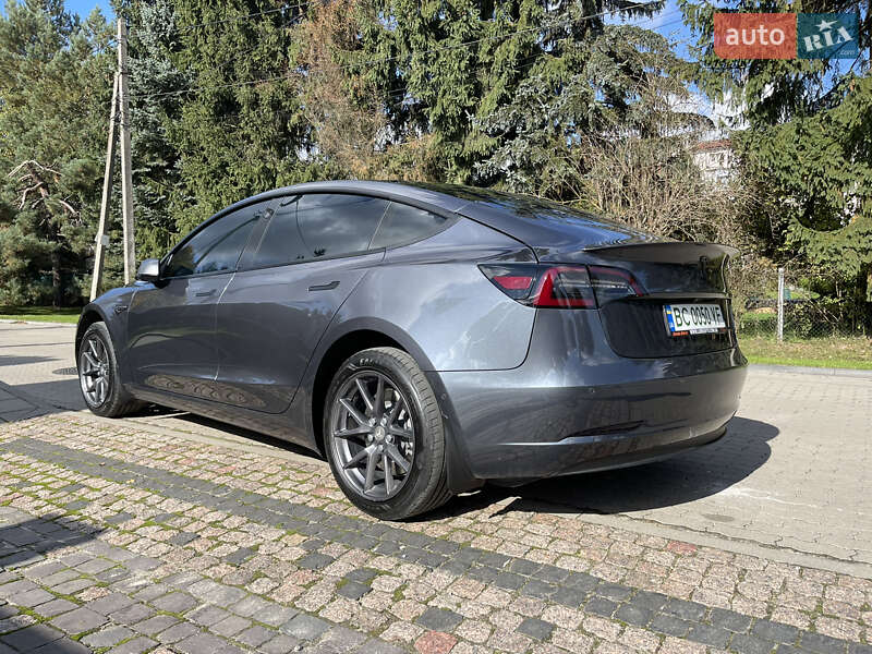 Седан Tesla Model 3 2020 в Львові
