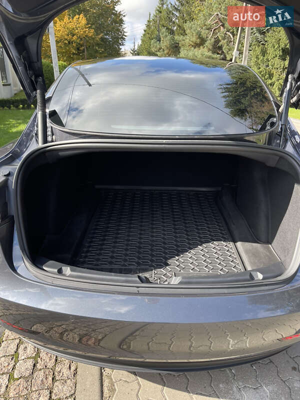 Седан Tesla Model 3 2020 в Львове