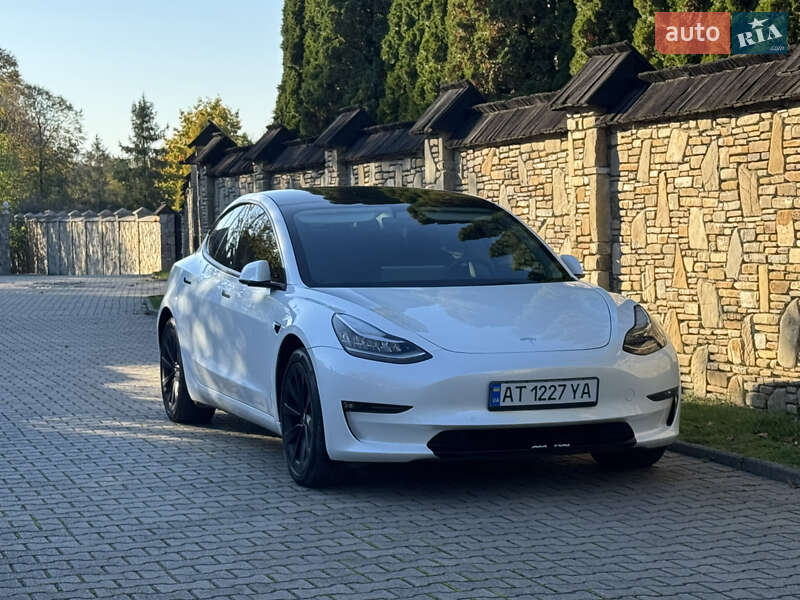 Седан Tesla Model 3 2022 в Надворной