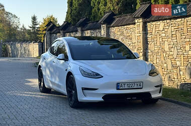 Седан Tesla Model 3 2022 в 