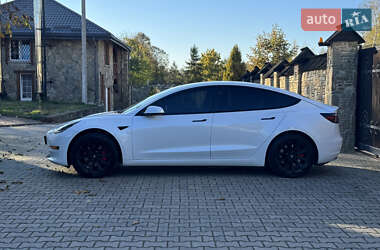 Седан Tesla Model 3 2022 в 