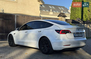 Седан Tesla Model 3 2022 в 