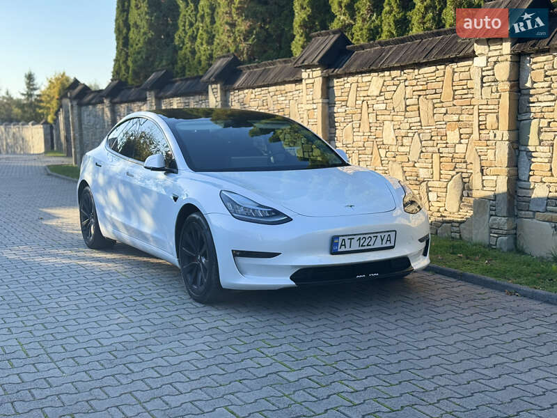 Седан Tesla Model 3 2022 в Надворной