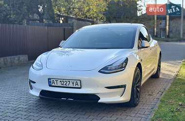 Седан Tesla Model 3 2022 в 